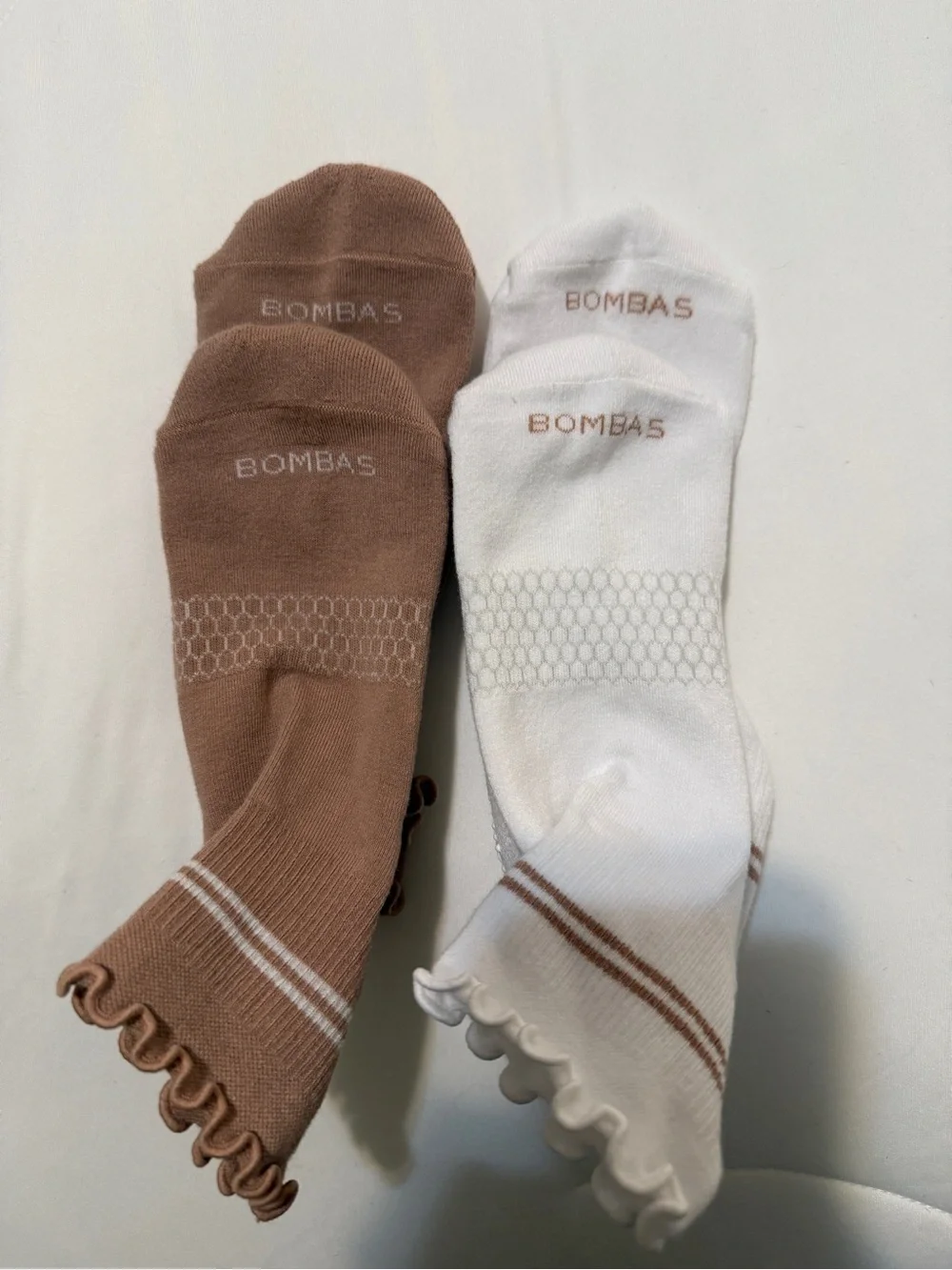 Bombas Pilates Ruffled Ankle Grip Socks - Brown & White
